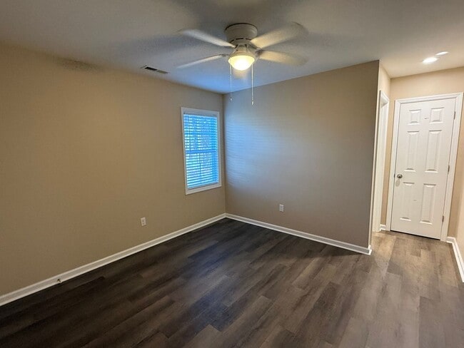 Building Photo - 2 Bedroom, 2 bath duplex.