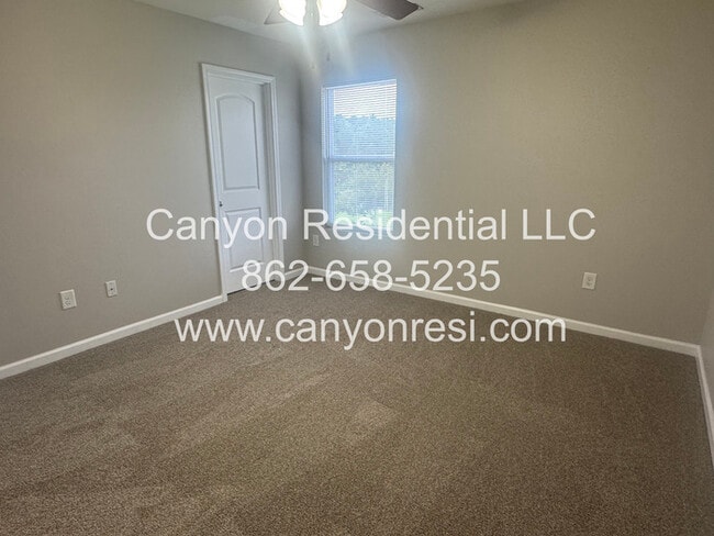 Building Photo - 2521 Spinnaker Dr