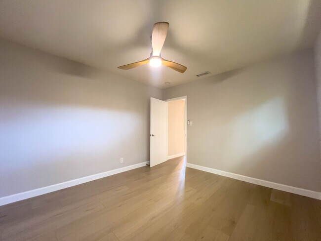 Building Photo - 15424 Camarillo St