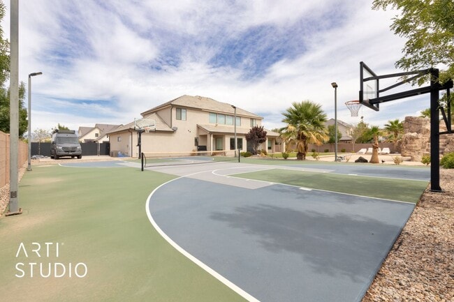Building Photo - Gorgeous 5 bed 4 bath furnished home in Li...