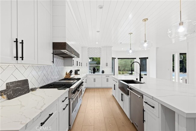 Building Photo - 5946 Woodlake Ave