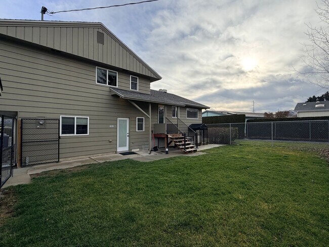 Building Photo - 1312 N Western Ave