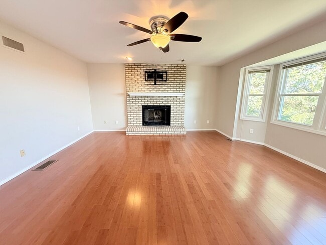 Building Photo - Stunning 5-Bedroom Home with Pool in Desir...