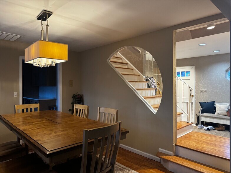 Building Photo - 6 Redcoat Ln