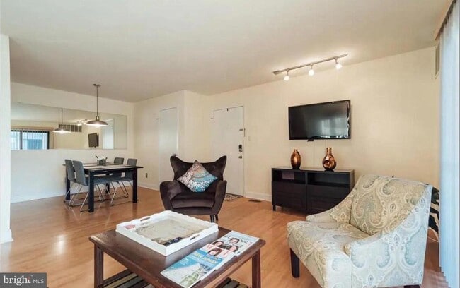 Building Photo - 905 Woodhollow Dr