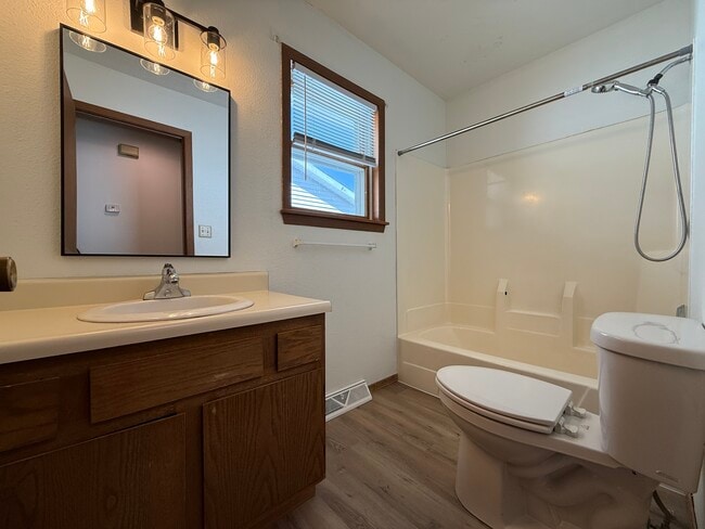 Building Photo - 1012 Castlewood Dr