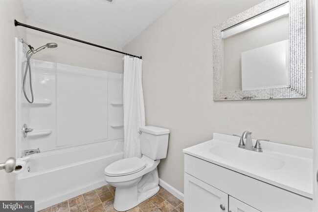 Building Photo - 553 Blaker Dr