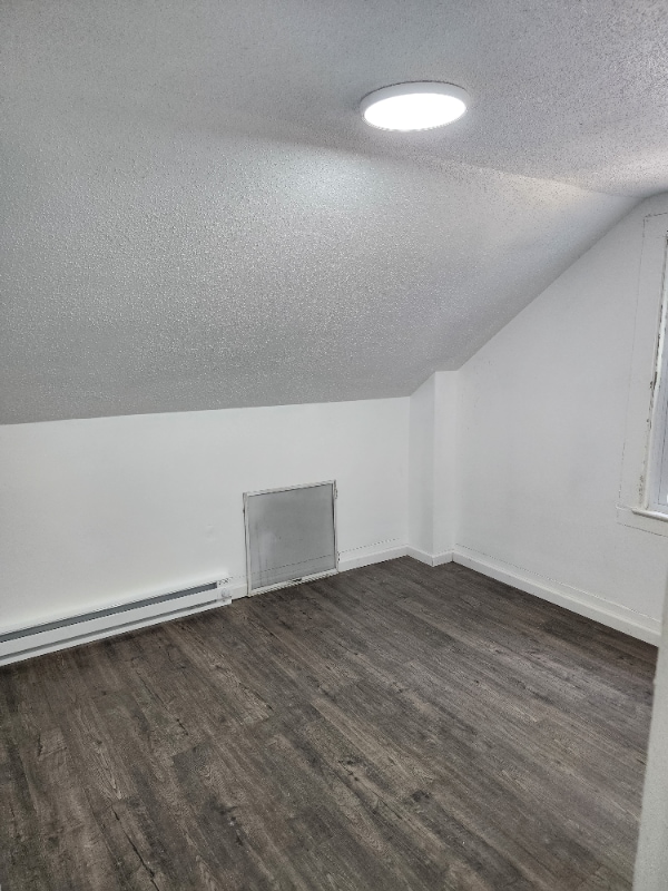 Building Photo - 302 Laurel Hill Ave