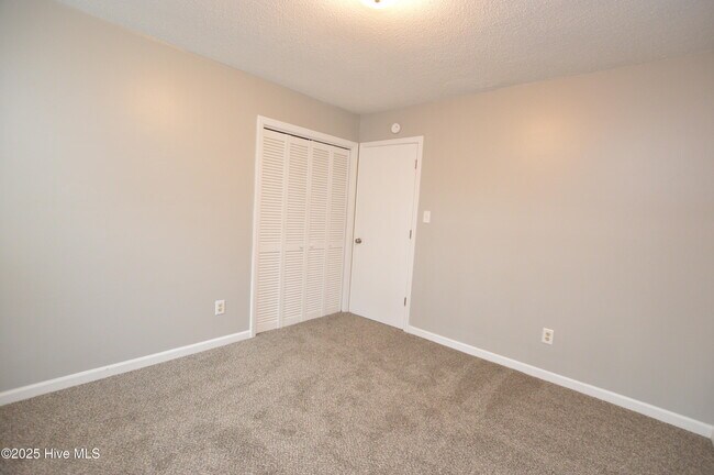 Building Photo - 307 Stillwood Dr