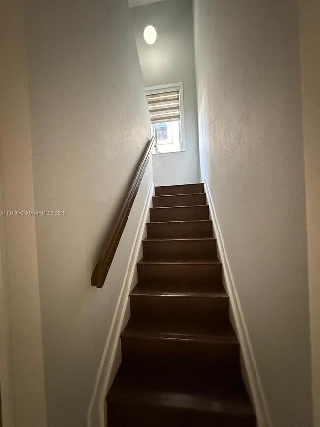 Building Photo - 239 SE 31st Terrace