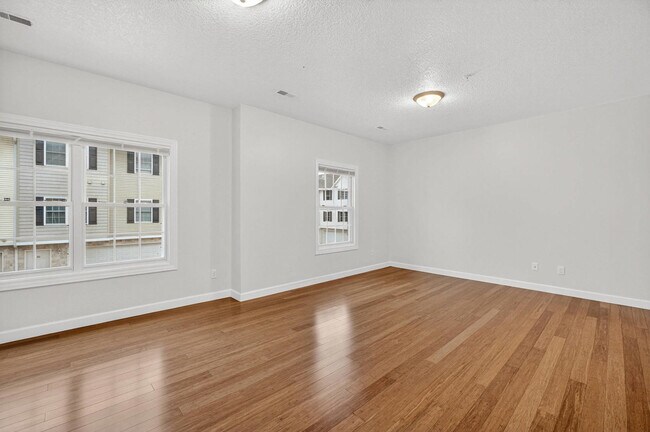 Building Photo - 220 E 37TH St