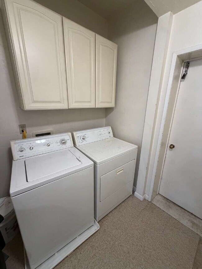 Building Photo - "Charming 2-Bedroom Retreat with Granite Accents & Gleaming Hardwood Floors in Lafayette!"