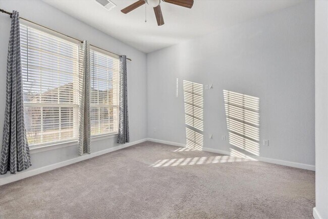 Building Photo - 623 Baretta Loop