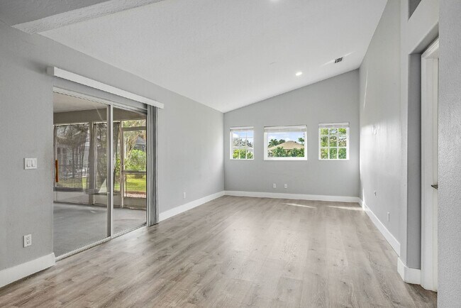 Building Photo - Stunning 3 Bed, 2 Bath Home in Vizcaya Estates