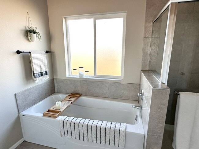 Building Photo - Stunning Stewart Crossing Home!