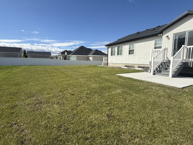 Building Photo - 881 W Sagewood Dr