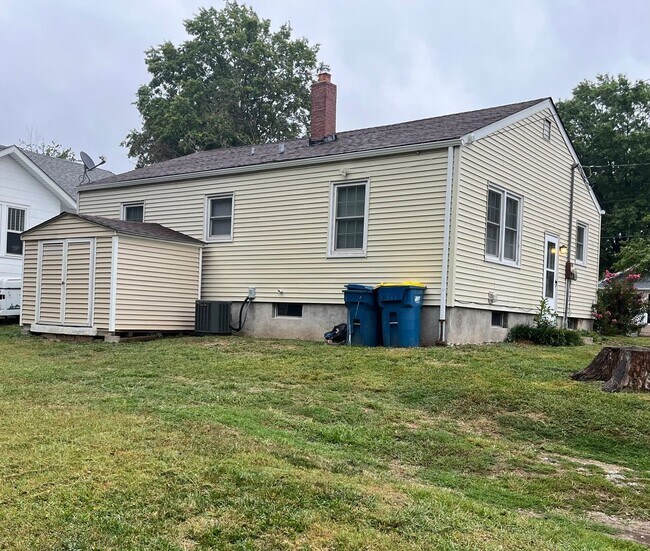 Building Photo - Updated 2 bedroom home in Alton