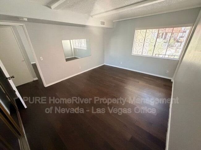 Building Photo - 1405 E Vegas Valley Dr