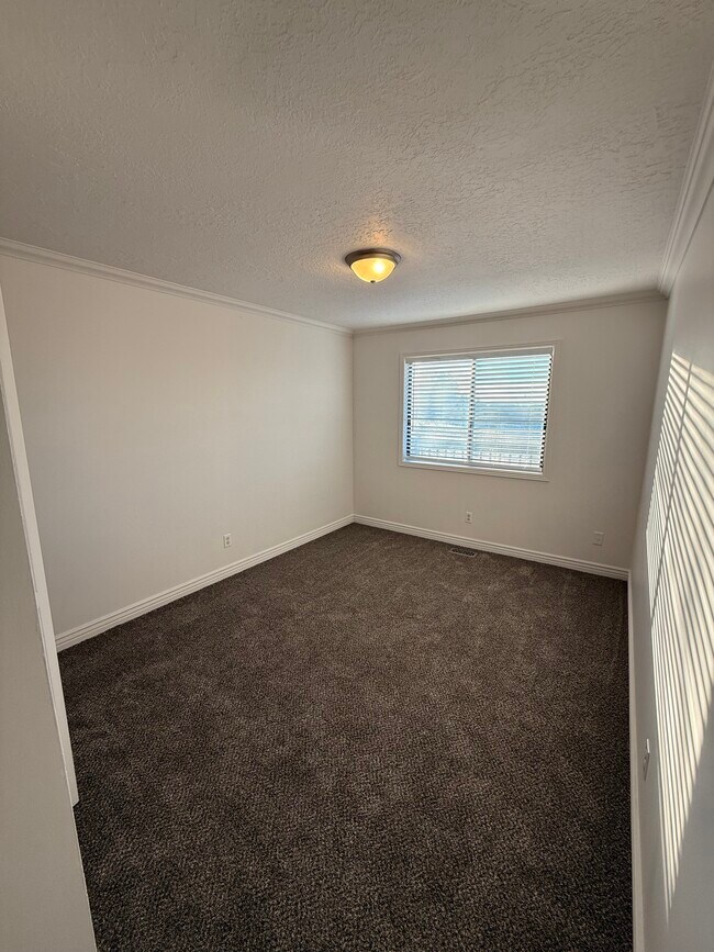 Building Photo - 643 Woodridge Dr