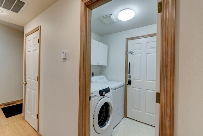 Building Photo - 3 Bedroom 2 Bathroom Home Near Fort Nugent Park!