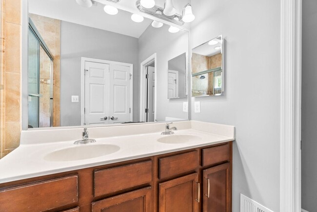 Building Photo - 3 Bedroom 3.5 Bathroom - Wheaton Townhouse...