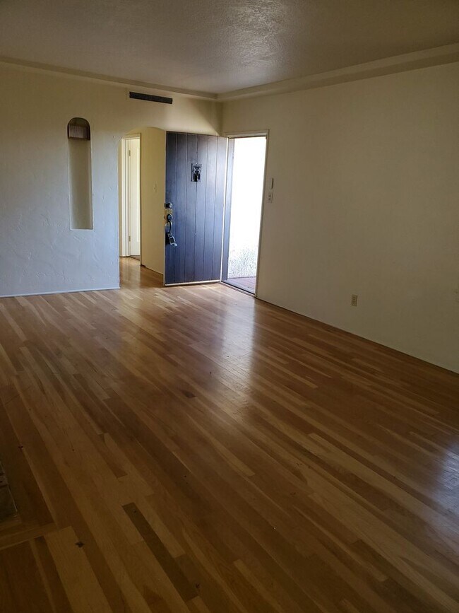 Building Photo - Van Ness Ave