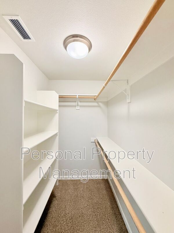 Building Photo - 5840 NE 56th Pl