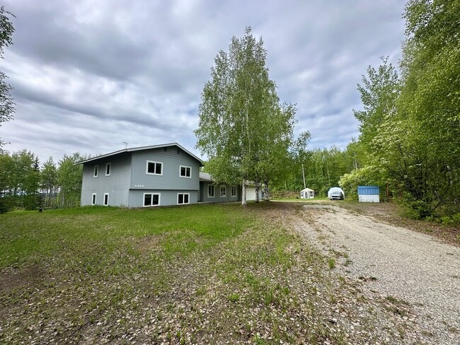 Primary Photo - Fully Furnished 3BD/3BA Home with Solar Po...