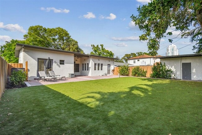 Building Photo - 3120 S Julia Cir