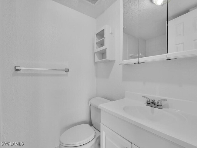 Building Photo - 4617 Bayshore Dr
