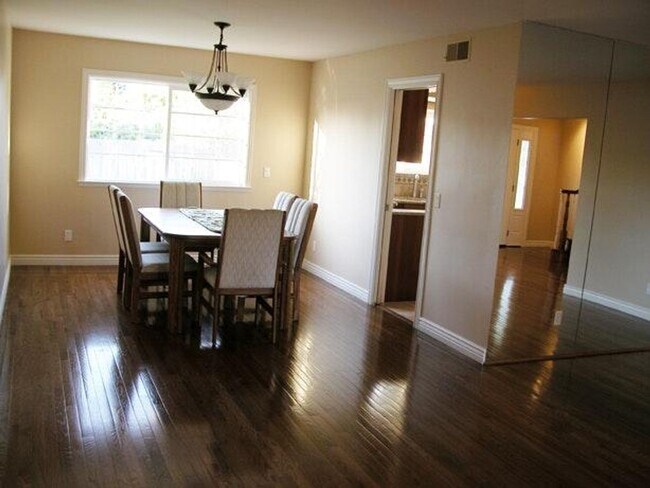 Building Photo - 485 Meadowbrook Dr