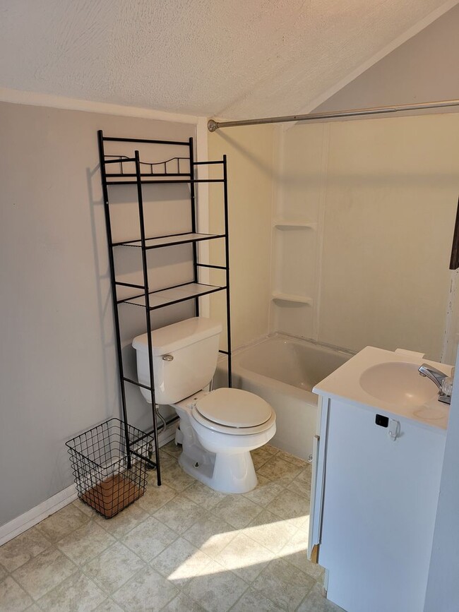 Building Photo - 315 E Maple St