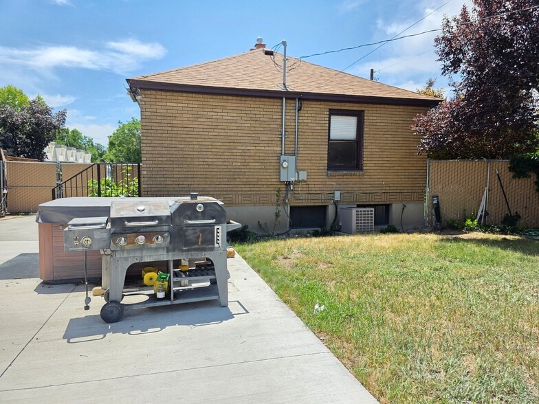 Building Photo - 211 Maple St