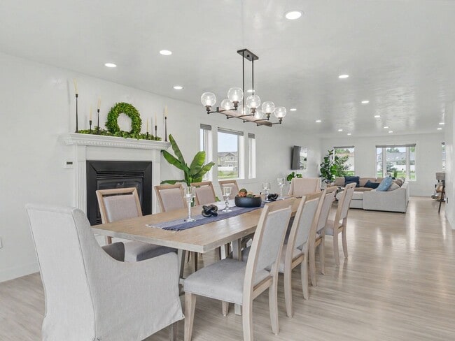 Building Photo - Spacious Furnished Home with Mountain Views and Room to Enjoy
