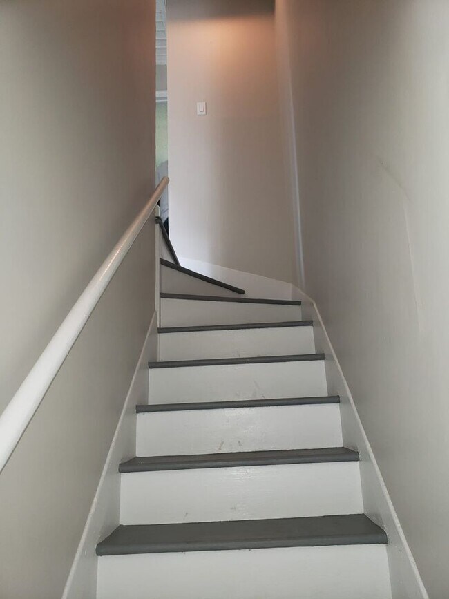 Building Photo - NEWLY RENOVATED DUPLEX UNIT