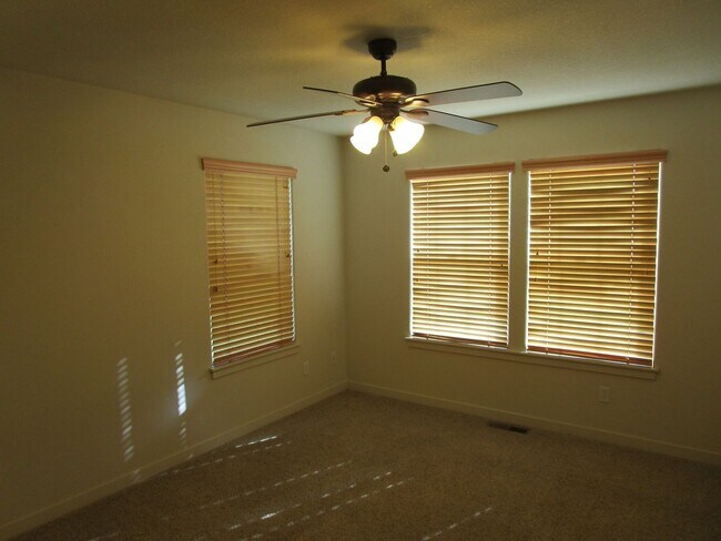 Building Photo - 3 Bedroom, 2 Bathroom on Corner Lot in Subdivision in North Prineville - Available Now!