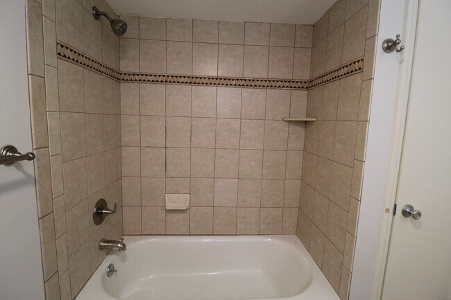 Building Photo - May free on this 2 br 1 bath apartment in the West Plaza  area