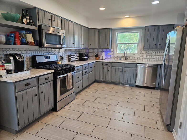 Building Photo - 4213 Riverview Dr
