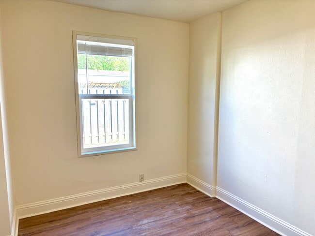 Building Photo - Powellhurst-Gilbert Updated 4 Bedroom/2 Ba...