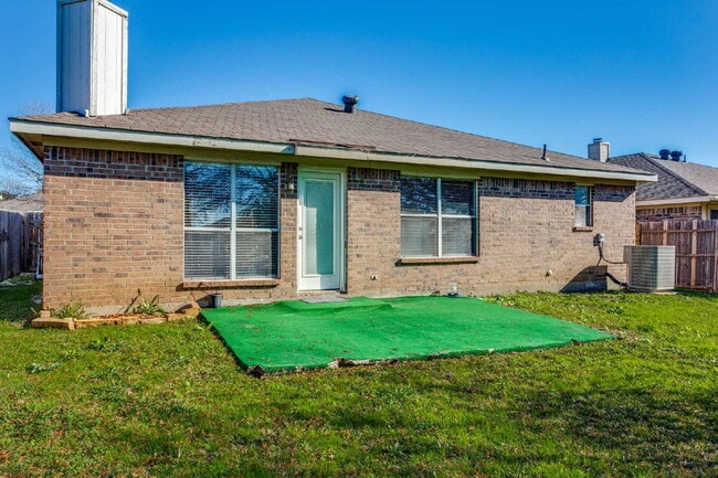 Building Photo - Adorable 3-Bed with Open Floor Plan & Dream Backyard