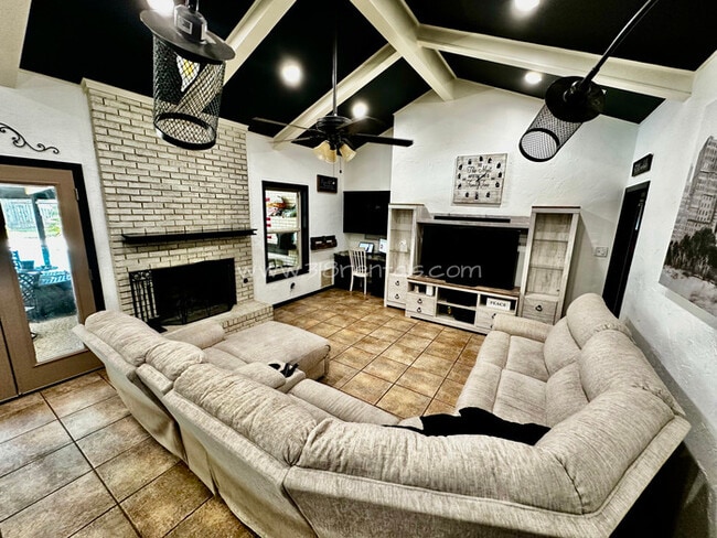 Building Photo - 7313 Camelback Dr