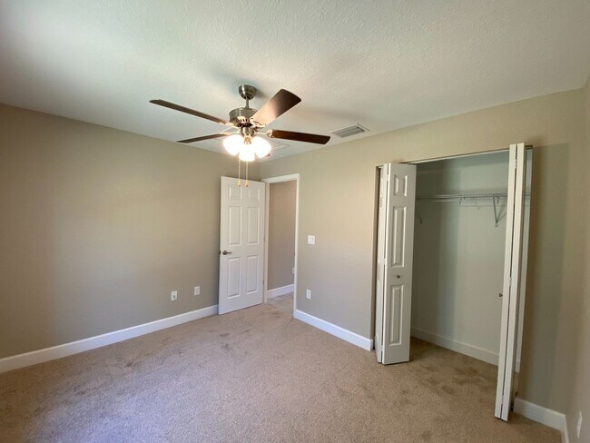 Building Photo - Desirable SW Ocala Neighborhood 3/2/2 **Won't Last**