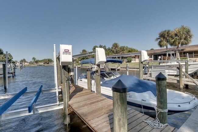 Building Photo - Waterfront, 2 bed 2 bath with boat dock an...