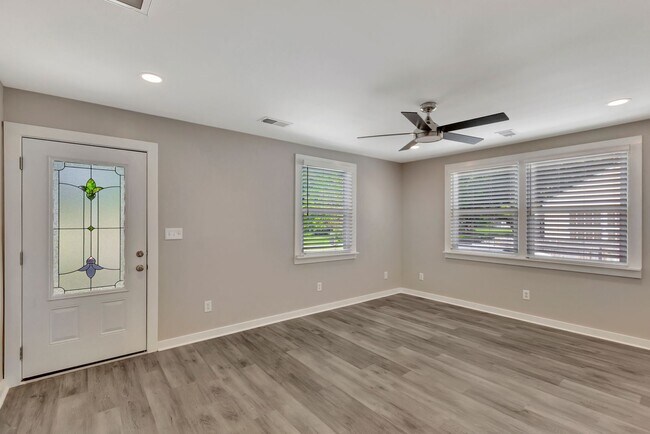 Building Photo - Completely Renovated Gem in Park Circle