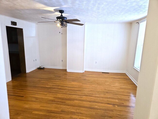 Building Photo - Spacious 3-bedroom single-family home in C...