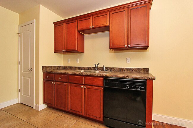 Building Photo - Founders Court 135/137