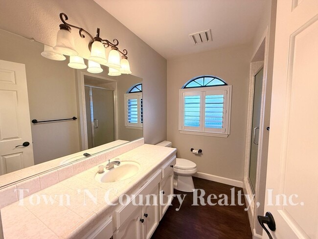 Building Photo - 1198 Loyola Dr