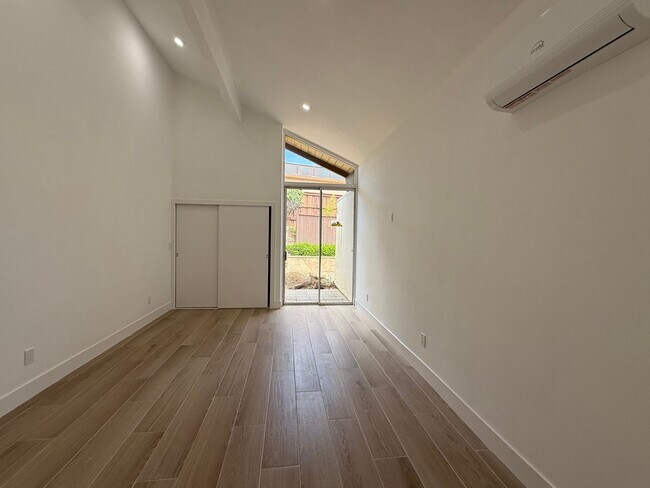 Building Photo - Newly Renovated 4 Bedroom Residence in La Jolla