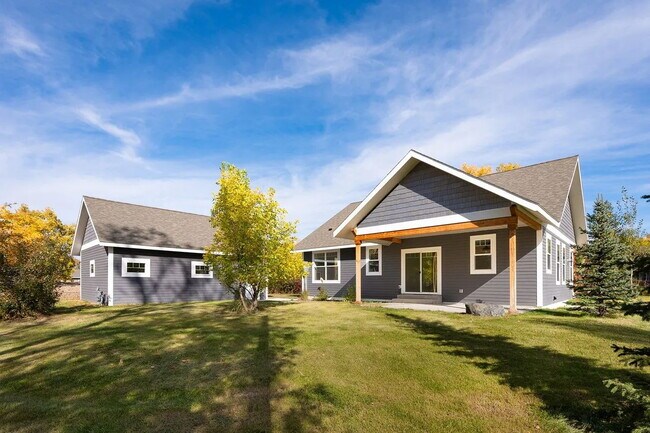 Building Photo - Beautiful and Spacious 3 Bed, 2.5 Bath Hom...