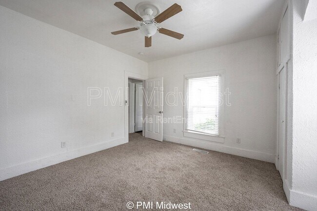 Building Photo - 1433 W 5th St